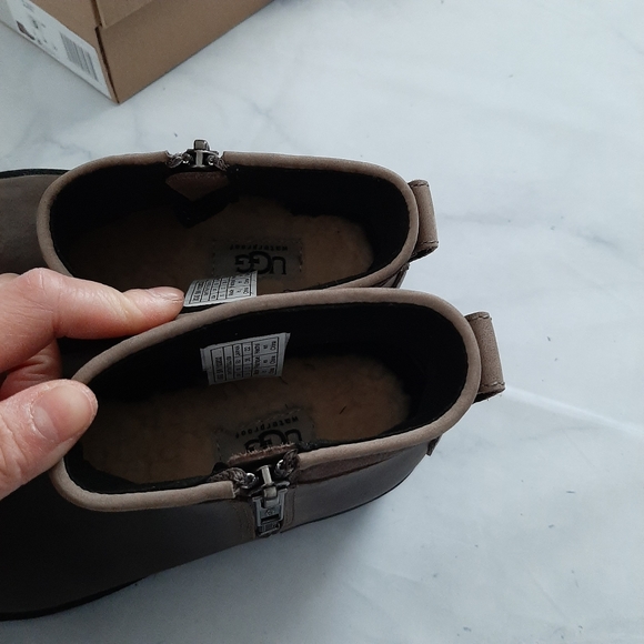 UGG Brown Attell Leather Booties Size 5 - Picture 9 of 11